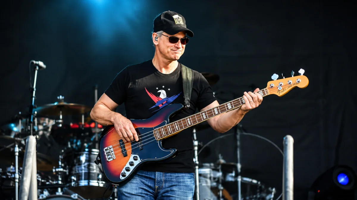 Gary Sinise performing on stage for the film and television career section of Gary Sinise Net Worth